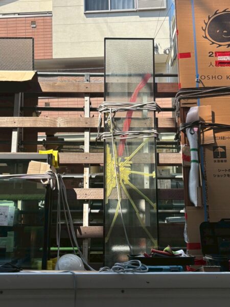 東大阪市にて玄関ドア・お風呂場折れ戸のガラス差し替え工事の施工前写真