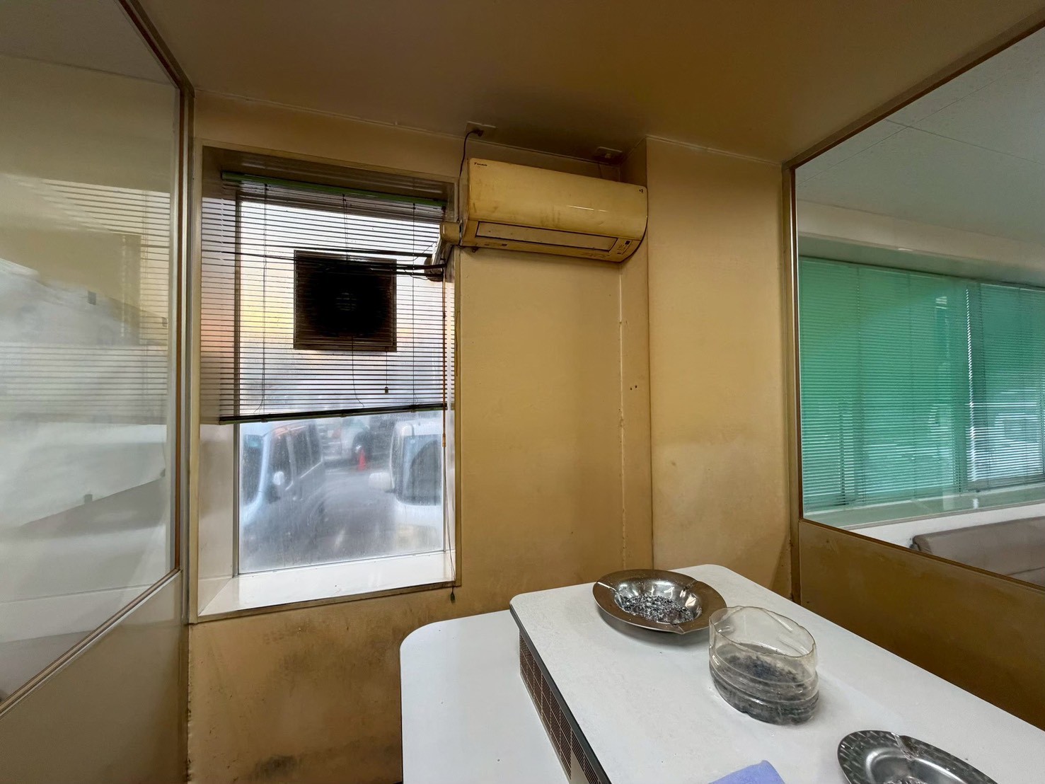 大阪府堺市にてオフィス喫煙所の美装クリーニングの施工前写真