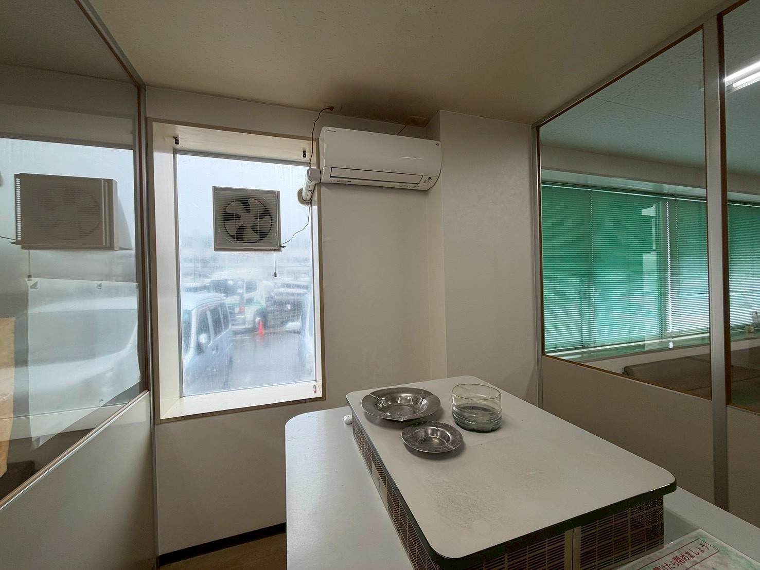 大阪府堺市にてオフィス喫煙所の美装クリーニングの施工後写真