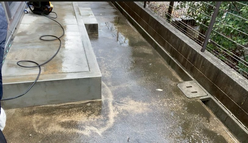 大阪府堺市にて外構洗浄・雑草・土間・ブロック汚れを一掃の施工前写真