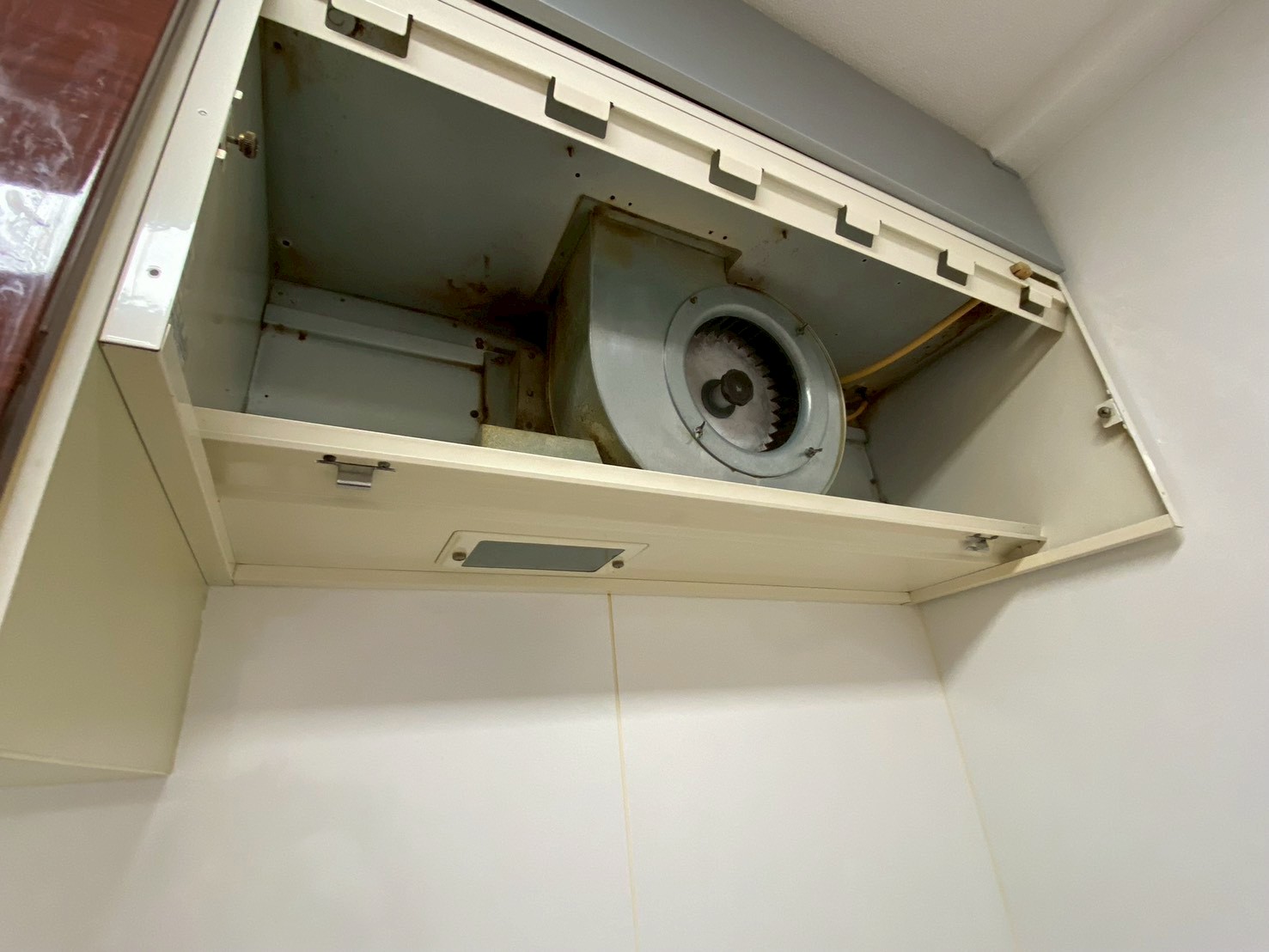 大阪府岸和田市にて原状回復工事〈水回り・換気扇の美装工事〉の施工後写真