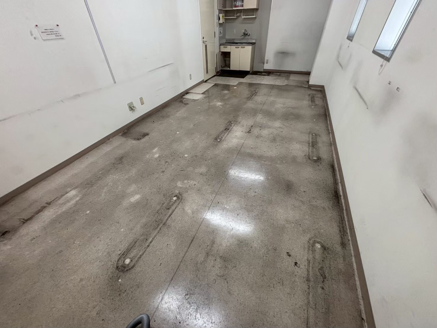 大阪府泉佐野市にて美装クリーニング〈退去後の事務所を清潔な状態へ〉の施工前写真