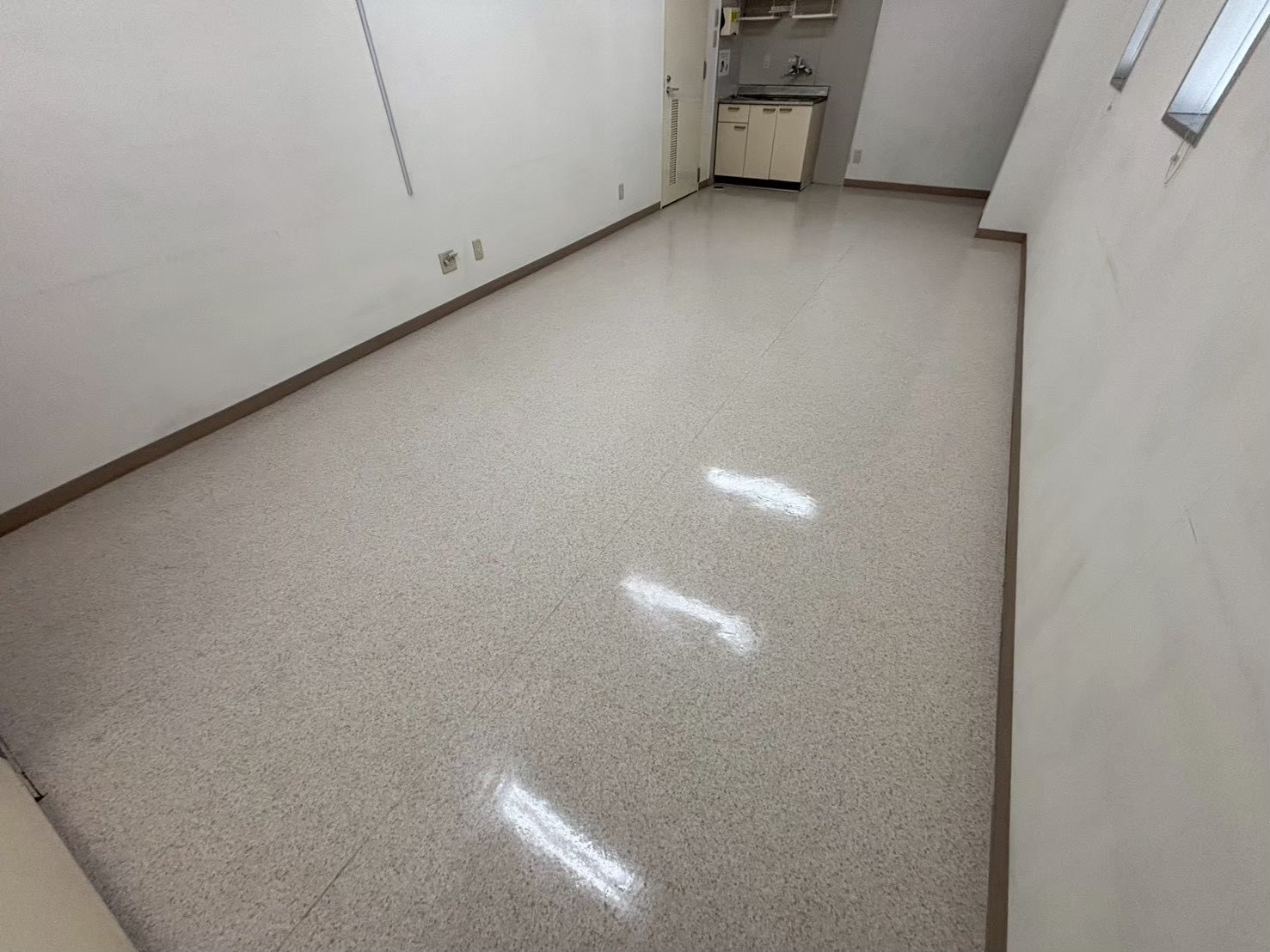 大阪府泉佐野市にて美装クリーニング〈退去後の事務所を清潔な状態へ〉の施工後写真